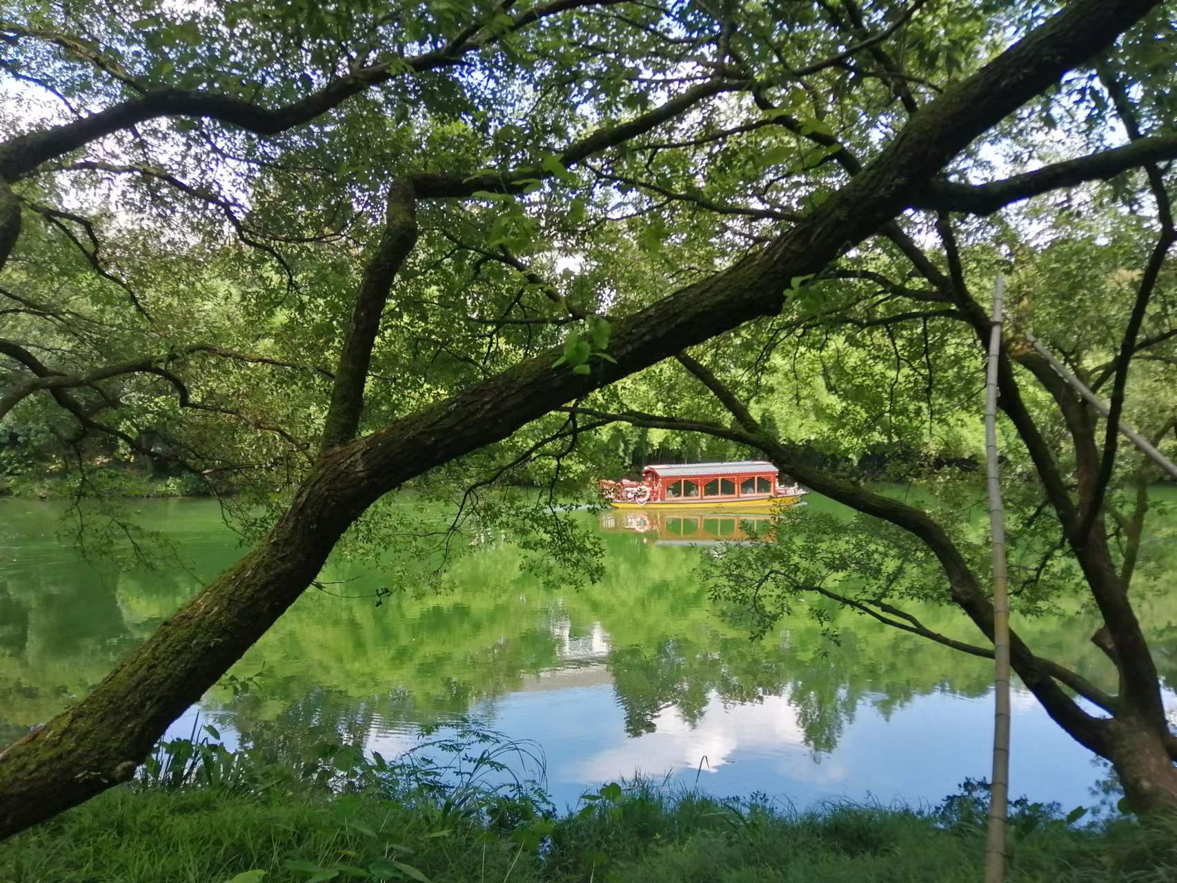 收到的普通發(fā)票，開(kāi)票方紅沖了(等同作廢了），我還不知道